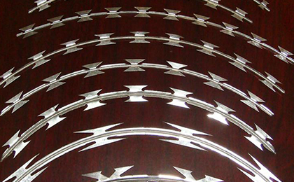 蛇腹型刀片刺繩